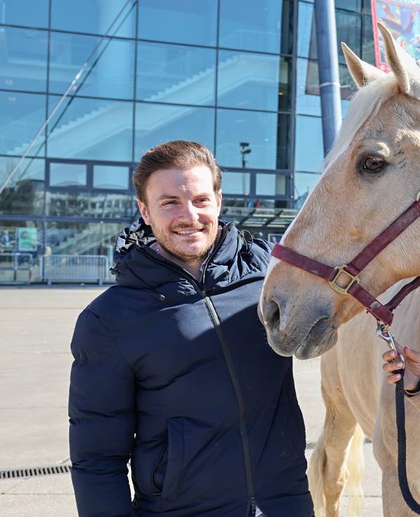Kenzie Dysli und Laury Tisseur mit Pferd Camillo vor der Lanxess-Arena.