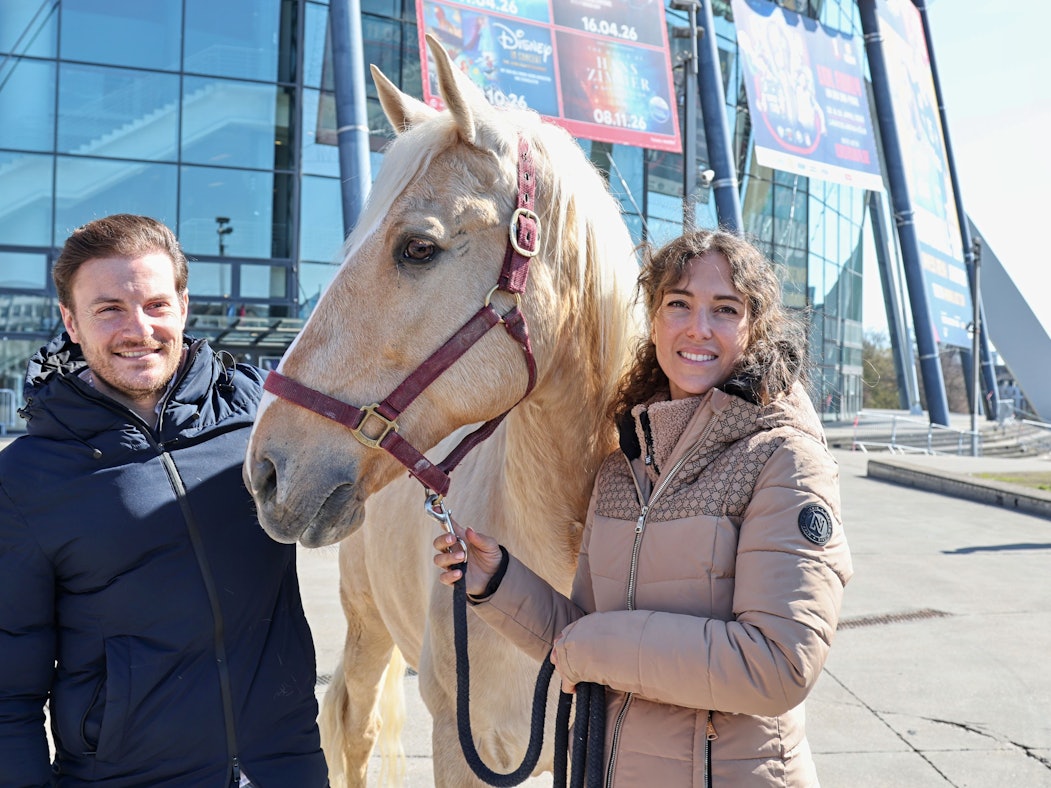 Kenzie Dysli und Laury Tisseur mit Pferd Camillo vor der Lanxess-Arena.