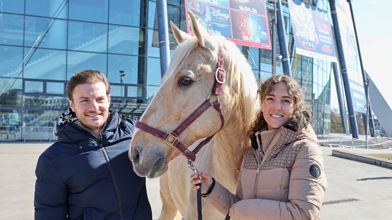 Kenzie Dysli und Laury Tisseur mit Pferd Camillo vor der Lanxess-Arena.