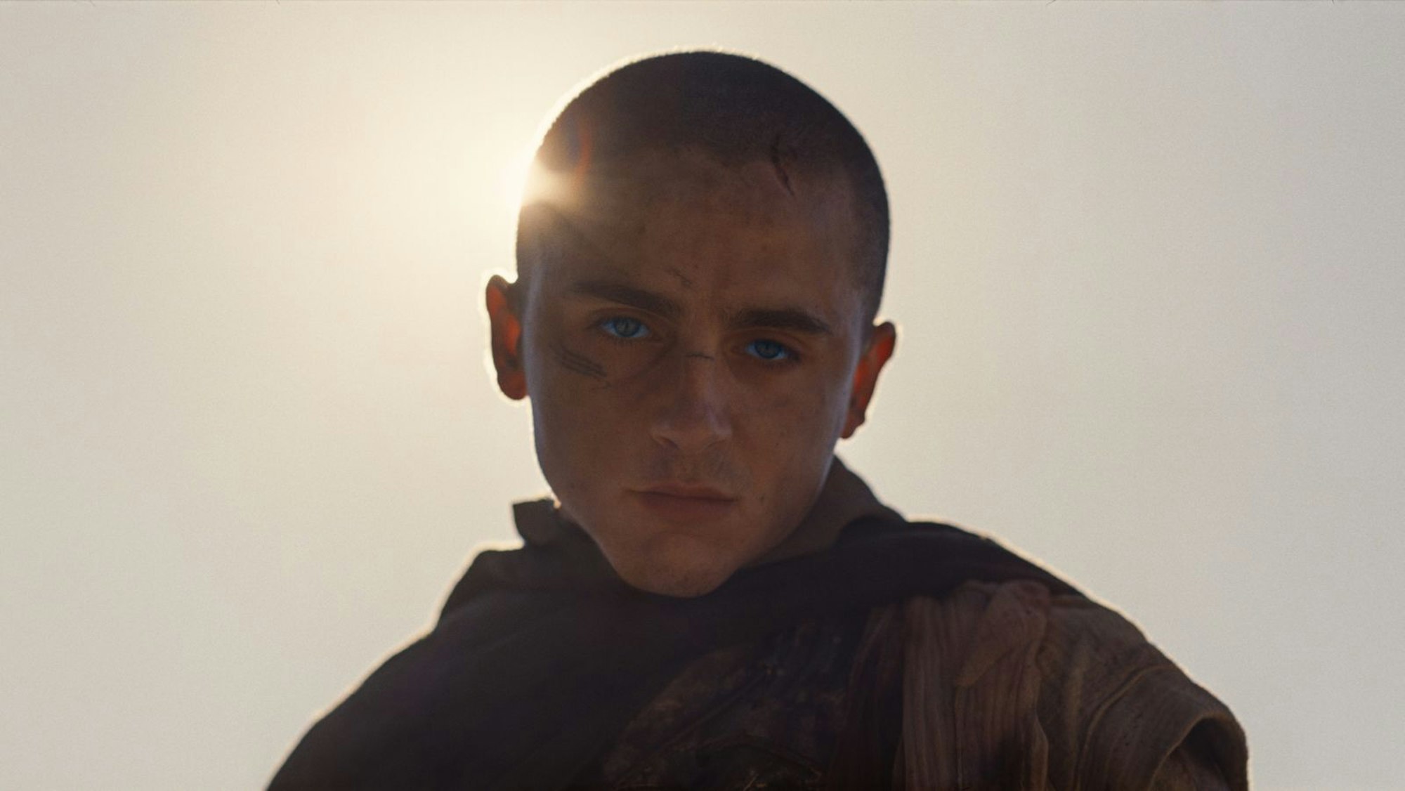 Radikal ist nicht nur der neue Look von Paul Atreides (Timothée Chalamet). Sein Heiliger Krieg hat das Universum in Brand gesteckt. (Bild: Warner Bros. Pictures)