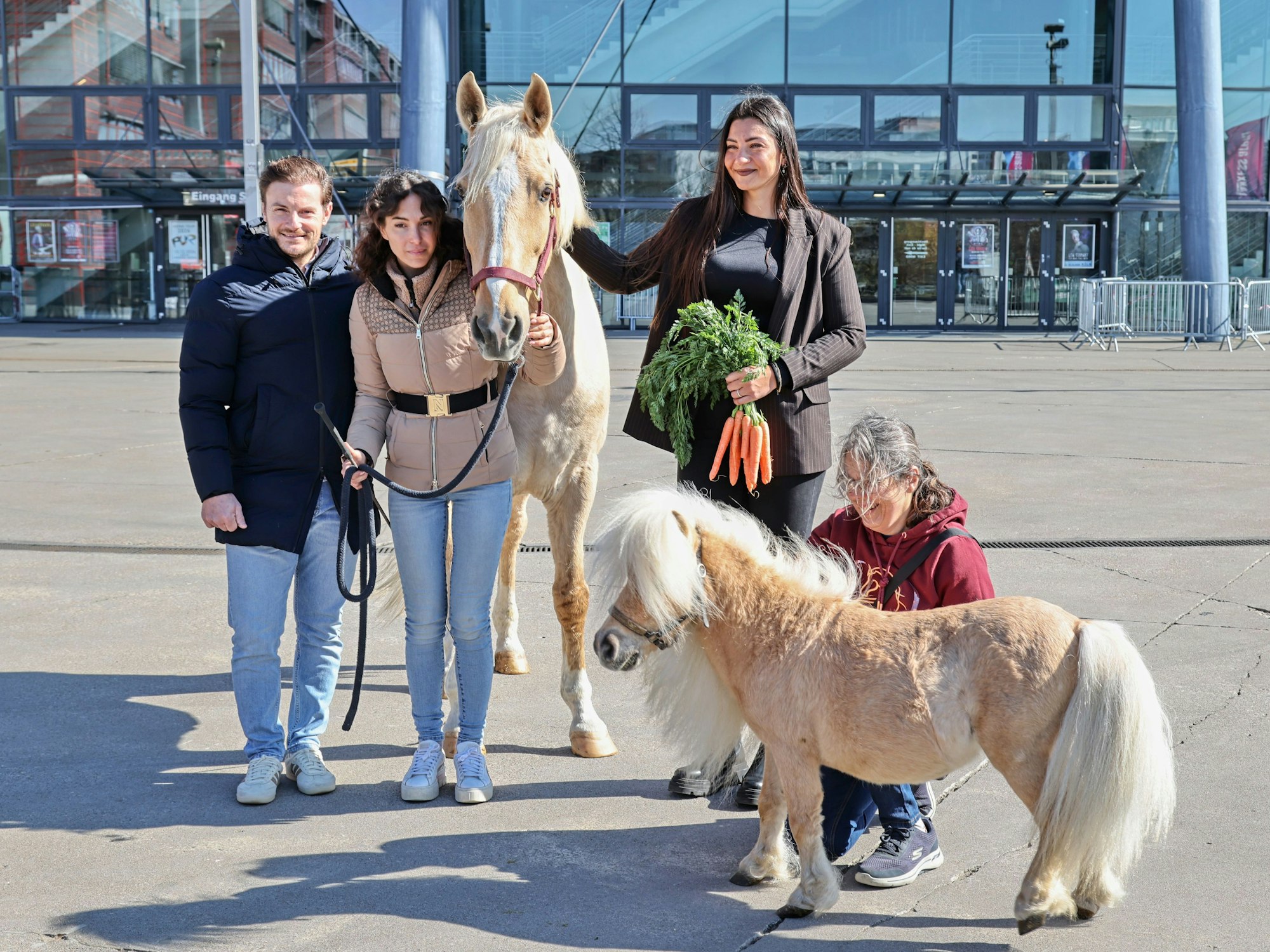 Das Cavalluna-Team mit Pferden vor der Lanxess-Arena.