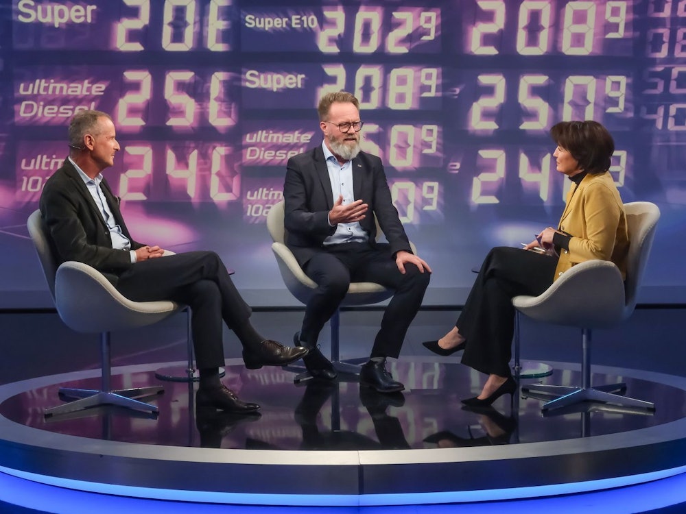 Herbert Diess (links) und Claus Ruhe Madsen sprachen bei Sandra Maischberger über den Wirtschaftsstandort Deutschland. (Bild: WDR / Oliver Ziebe)