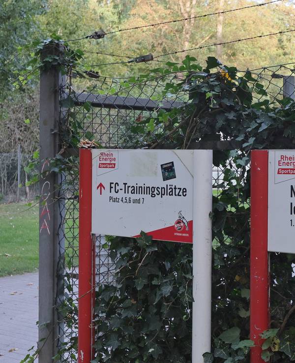 Schilder am Geißbockheim des 1. FC Köln.