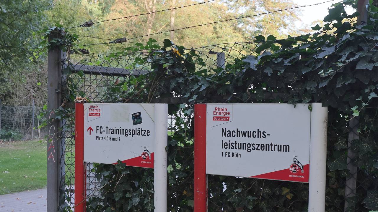 Schilder am Geißbockheim des 1. FC Köln.