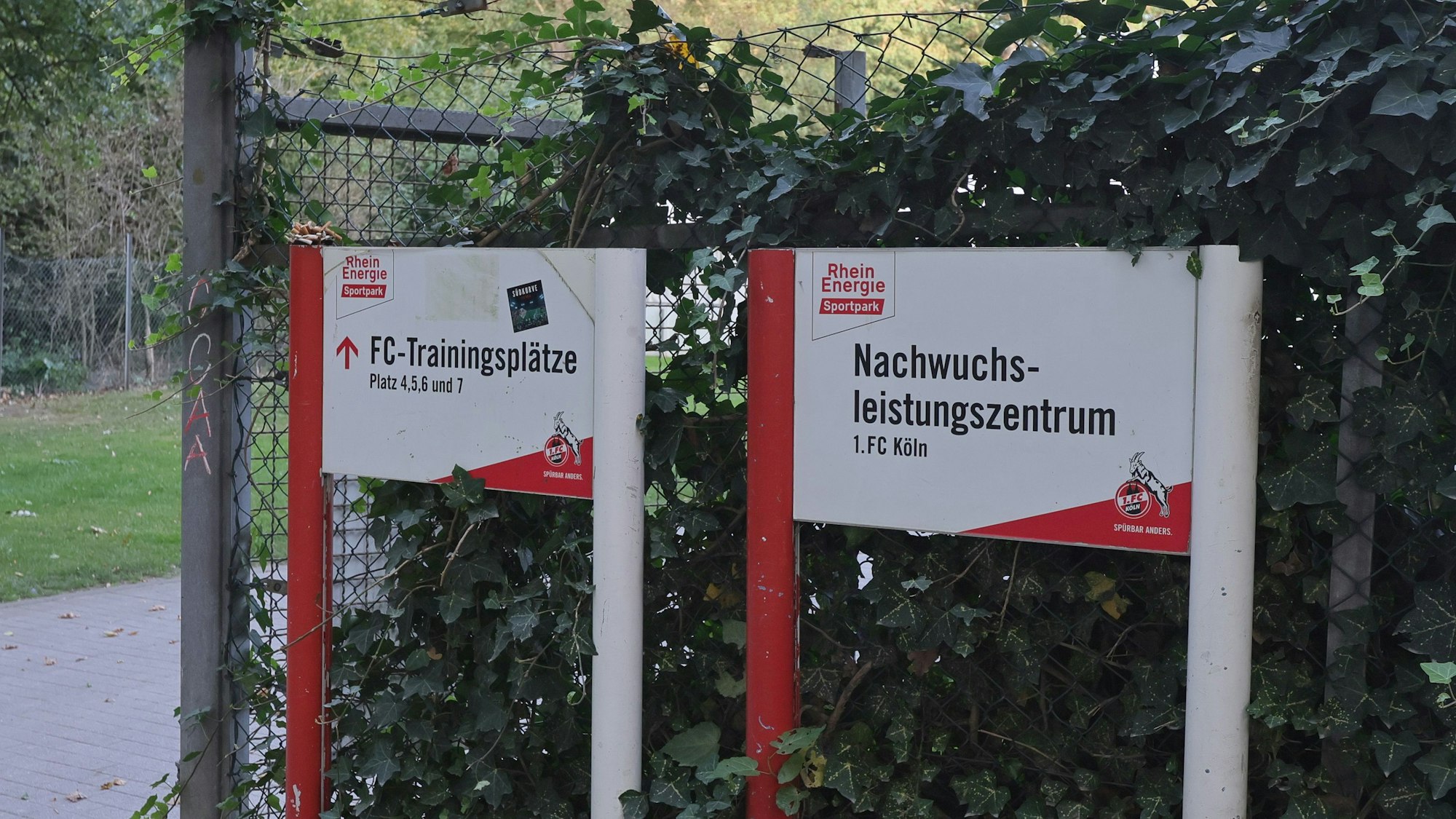 Schilder am Geißbockheim des 1. FC Köln.