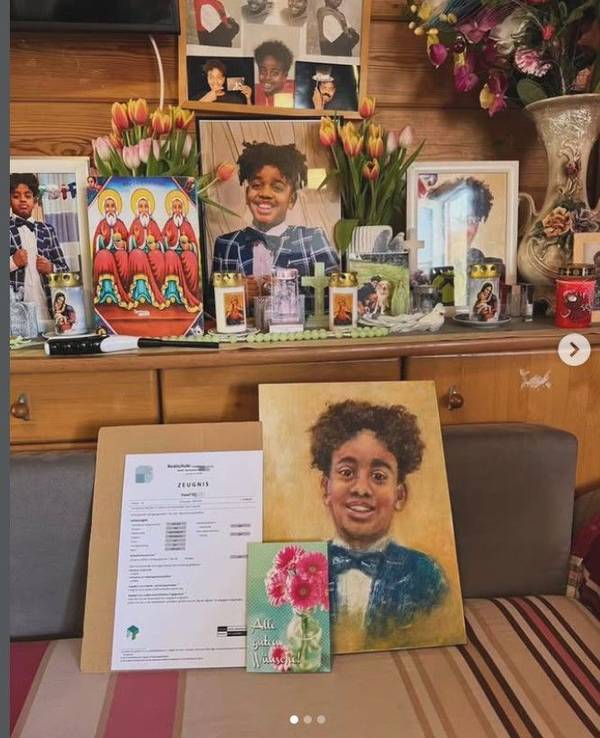 Mit Bildern und Blumen wird des gestorbenen Yosef gedacht.
