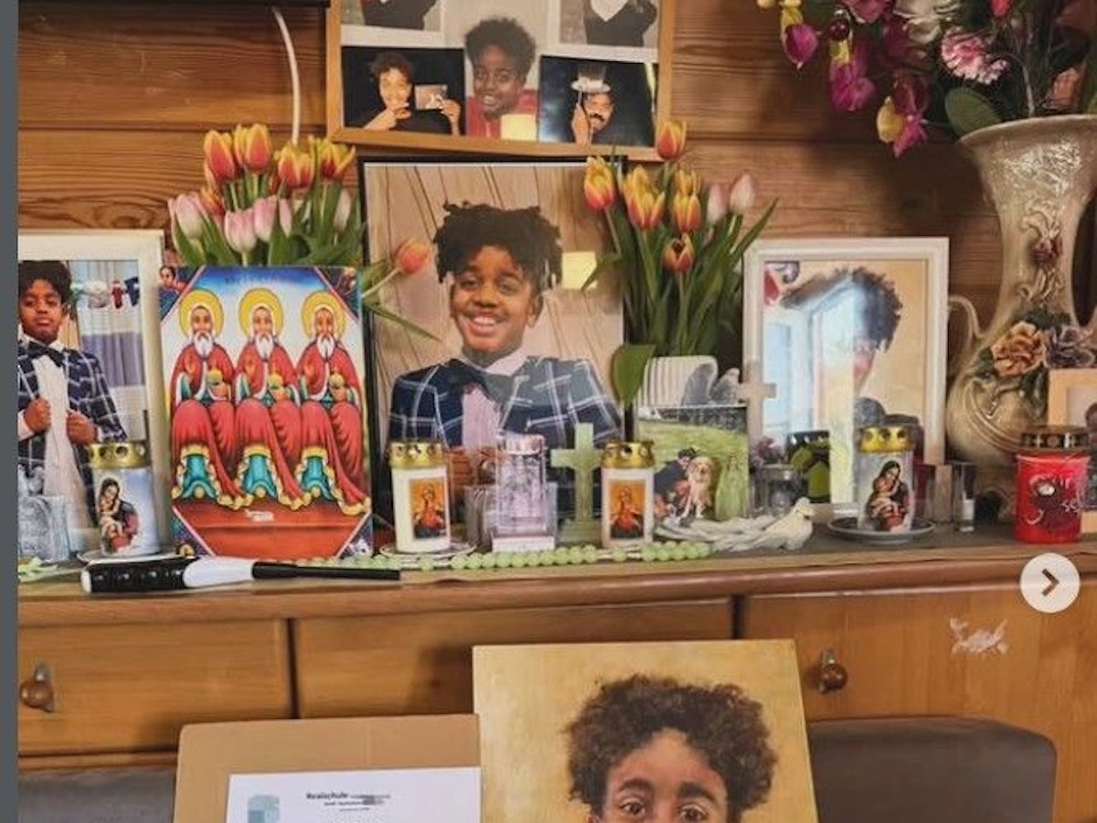 Mit Bildern und Blumen wird des gestorbenen Yosef gedacht.