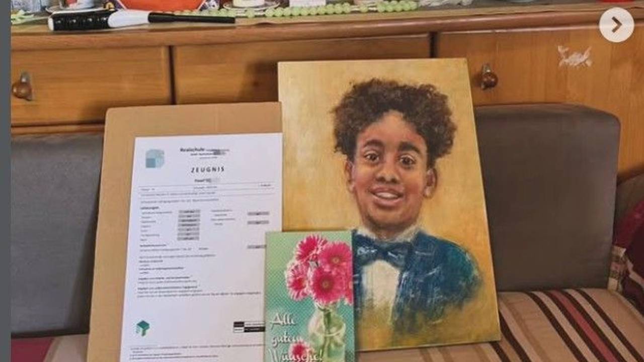 Mit Bildern und Blumen wird des gestorbenen Yosef gedacht.