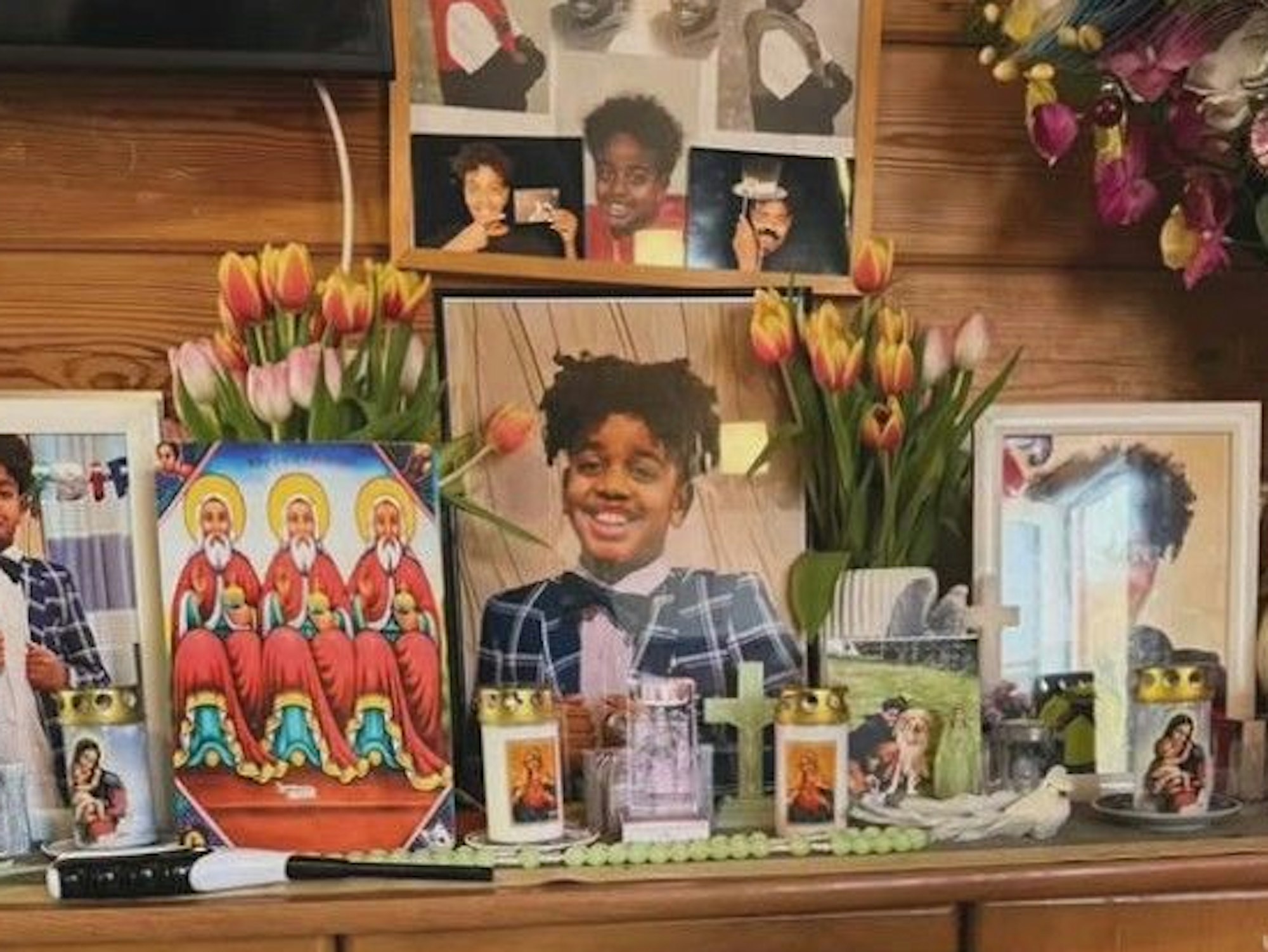 Mit Bildern und Blumen wird des gestorbenen Yosef gedacht.