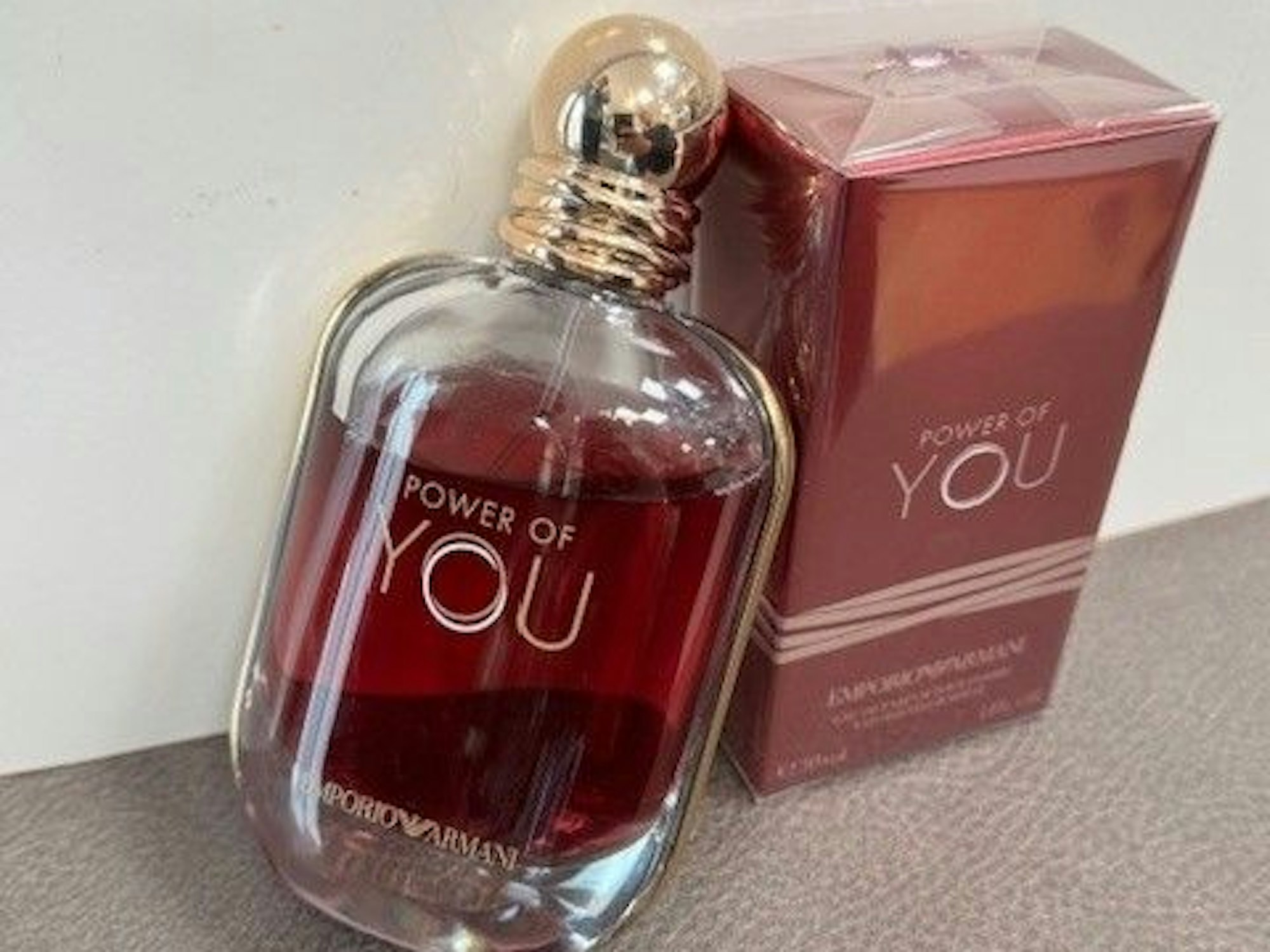 Parfumflakon mit Packung