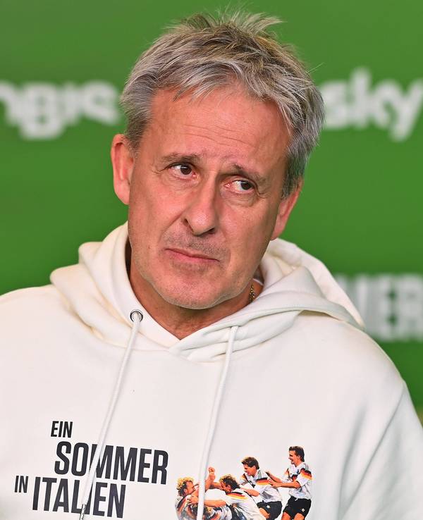 Pierre Littbarski auf dem Roten Teppich.