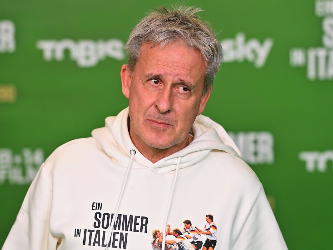 Pierre Littbarski auf dem Roten Teppich.