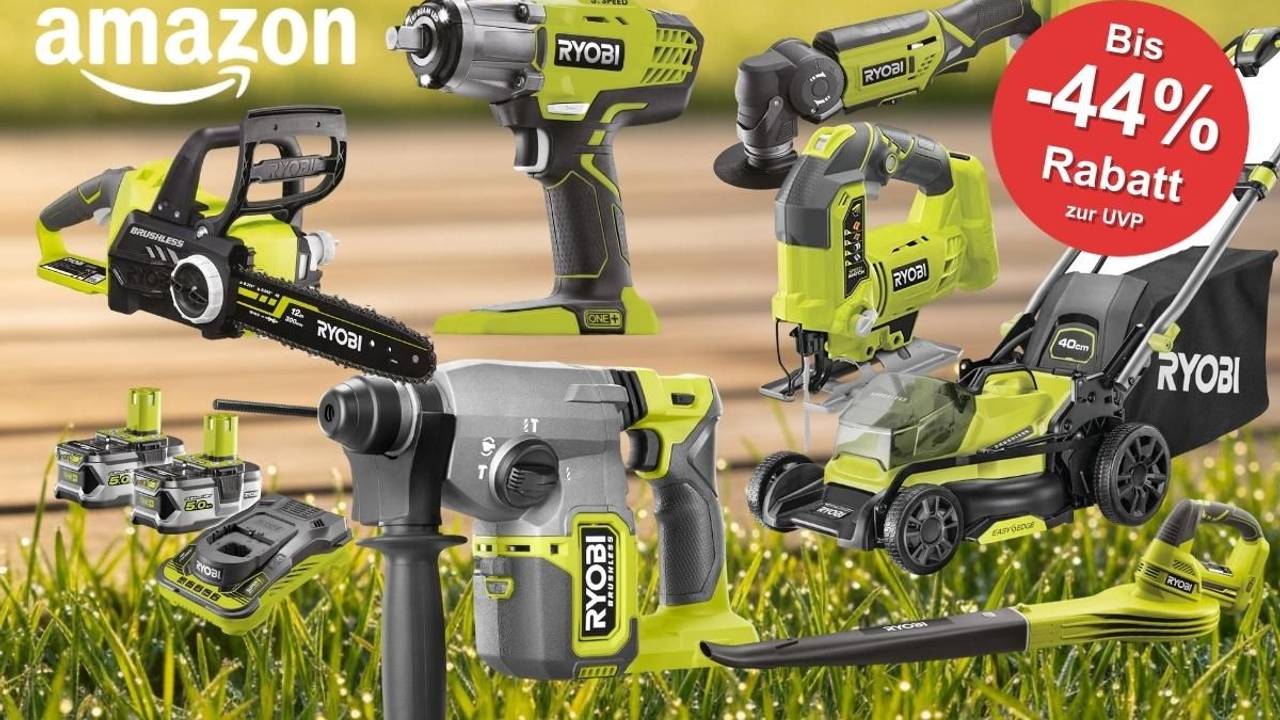 Ryobi Akku-Werkzeuge und Gartengeräte – Kettensäge, Schlagschrauber, Rasenmäher, Bohrhammer, Winkelschleifer, Stichsäge und Laubbläser – vor Hintergrund mit Rasen und Holzfläche mit Amazon-Logo.