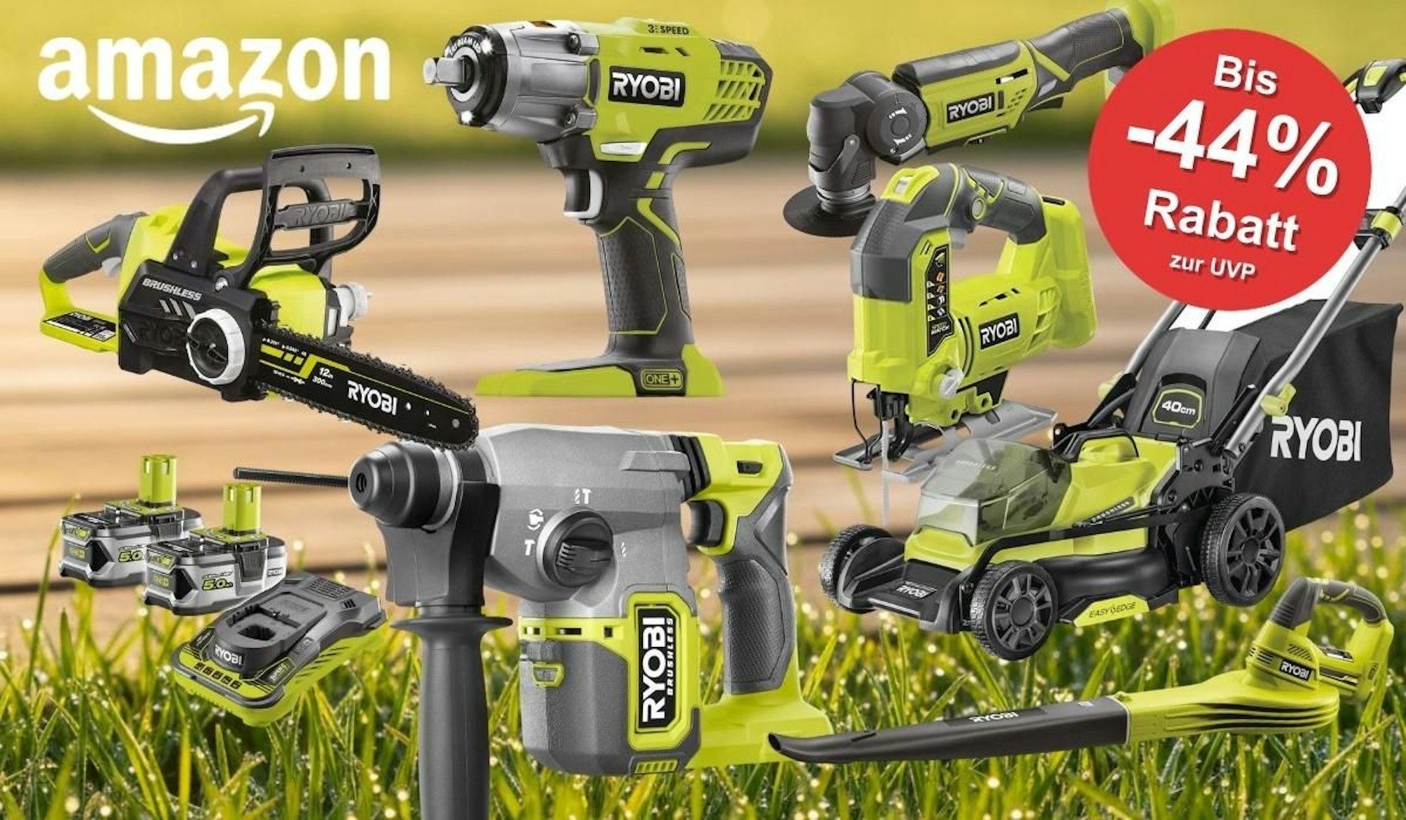Ryobi Akku-Werkzeuge und Gartengeräte – Kettensäge, Schlagschrauber, Rasenmäher, Bohrhammer, Winkelschleifer, Stichsäge und Laubbläser – vor Hintergrund mit Rasen und Holzfläche mit Amazon-Logo.