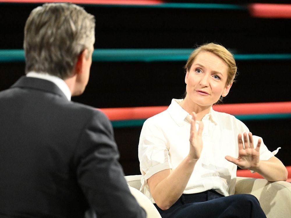Linken-Chefin Ines Schwerdtner lieferte sich am Mittwochabend ein hitziges Wortgefecht mit ZDF-Moderator Markus Lanz. (Bild: ZDF / Markus Hertrich)