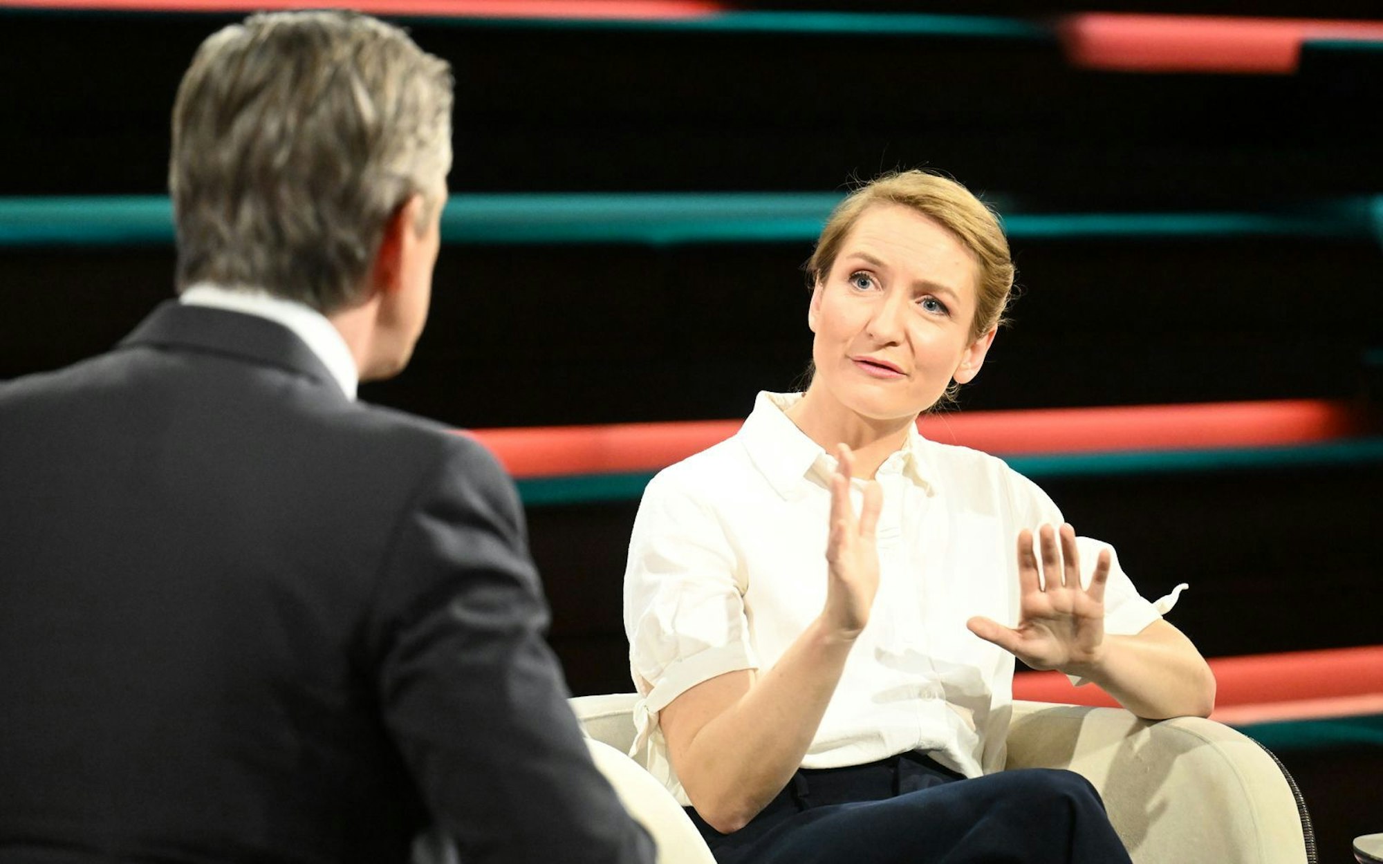 Linken-Chefin Ines Schwerdtner lieferte sich am Mittwochabend ein hitziges Wortgefecht mit ZDF-Moderator Markus Lanz. (Bild: ZDF / Markus Hertrich)