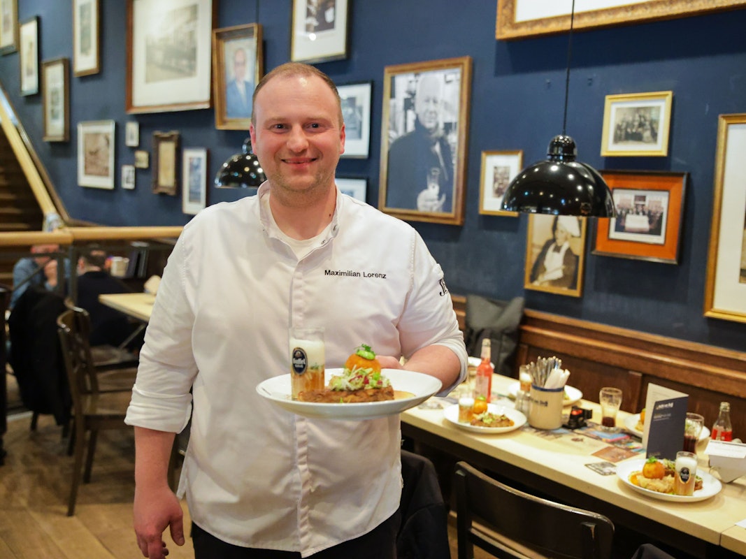 Sternekoch Maximilian Lorenz präsentiert seine Haxeninterpretation für das Gaffel am Dom.