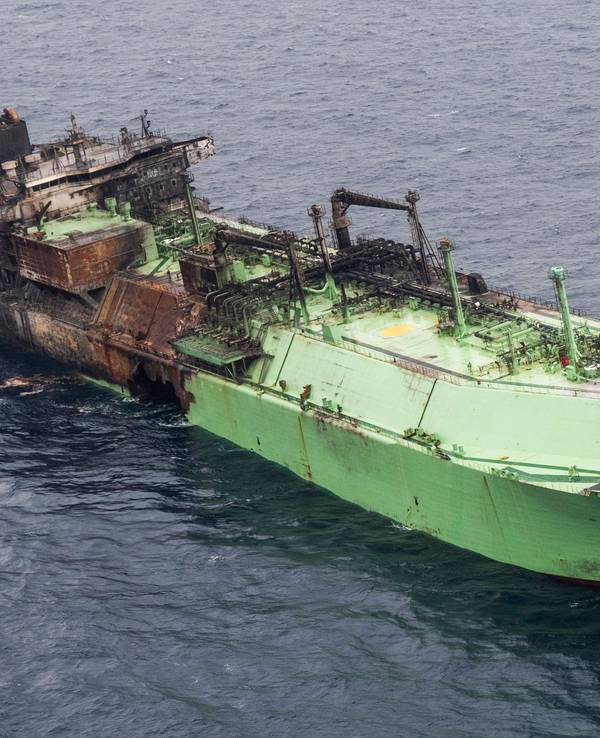 Das am Sonntag aufgenommene Luftbild zeigt das Wrack des russischen Tankers „Arctic Metagaz“, der zwischen Malta und Lampedusa manövrierunfähig treibt.
