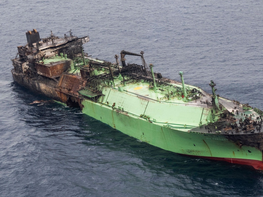 Das am Sonntag aufgenommene Luftbild zeigt das Wrack des russischen Tankers „Arctic Metagaz“, der zwischen Malta und Lampedusa manövrierunfähig treibt.