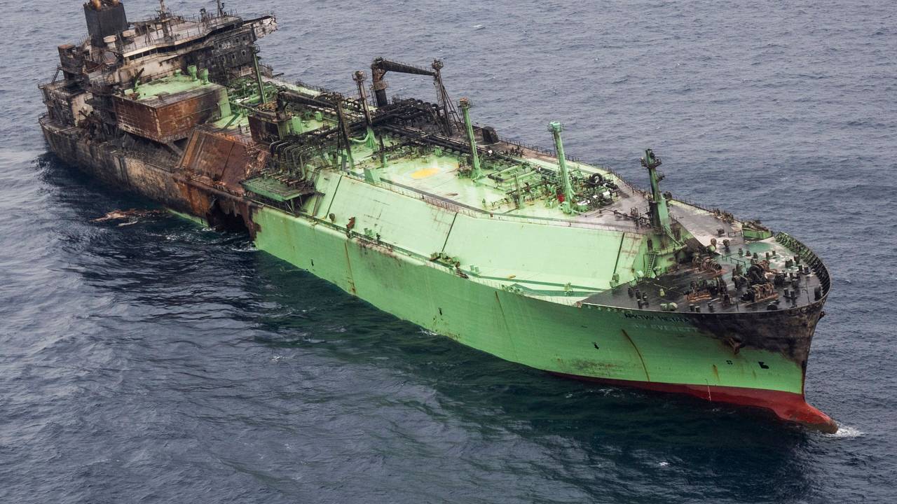 Das am Sonntag aufgenommene Luftbild zeigt das Wrack des russischen Tankers „Arctic Metagaz“, der zwischen Malta und Lampedusa manövrierunfähig treibt.