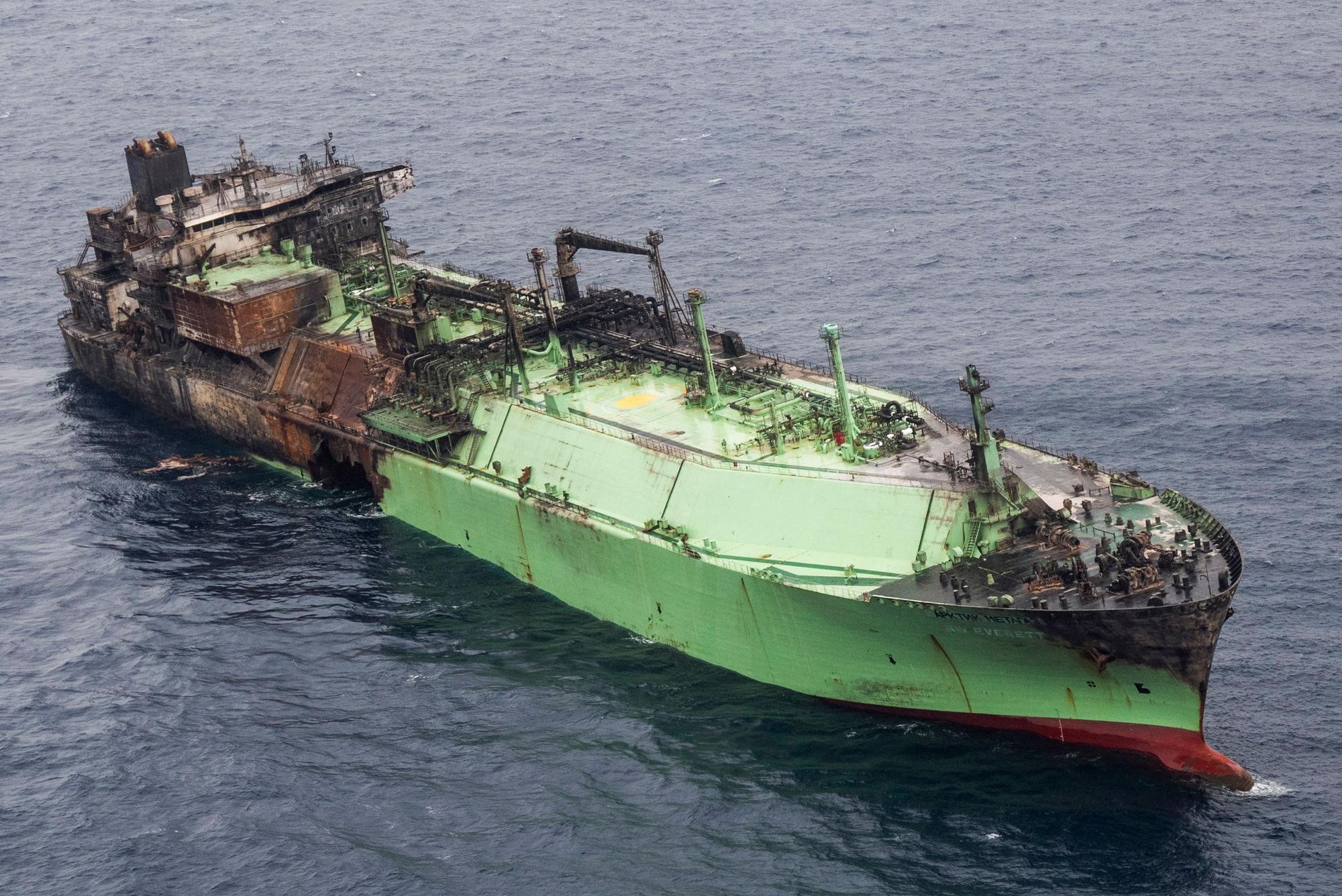 Das am Sonntag aufgenommene Luftbild zeigt das Wrack des russischen Tankers „Arctic Metagaz“, der zwischen Malta und Lampedusa manövrierunfähig treibt.