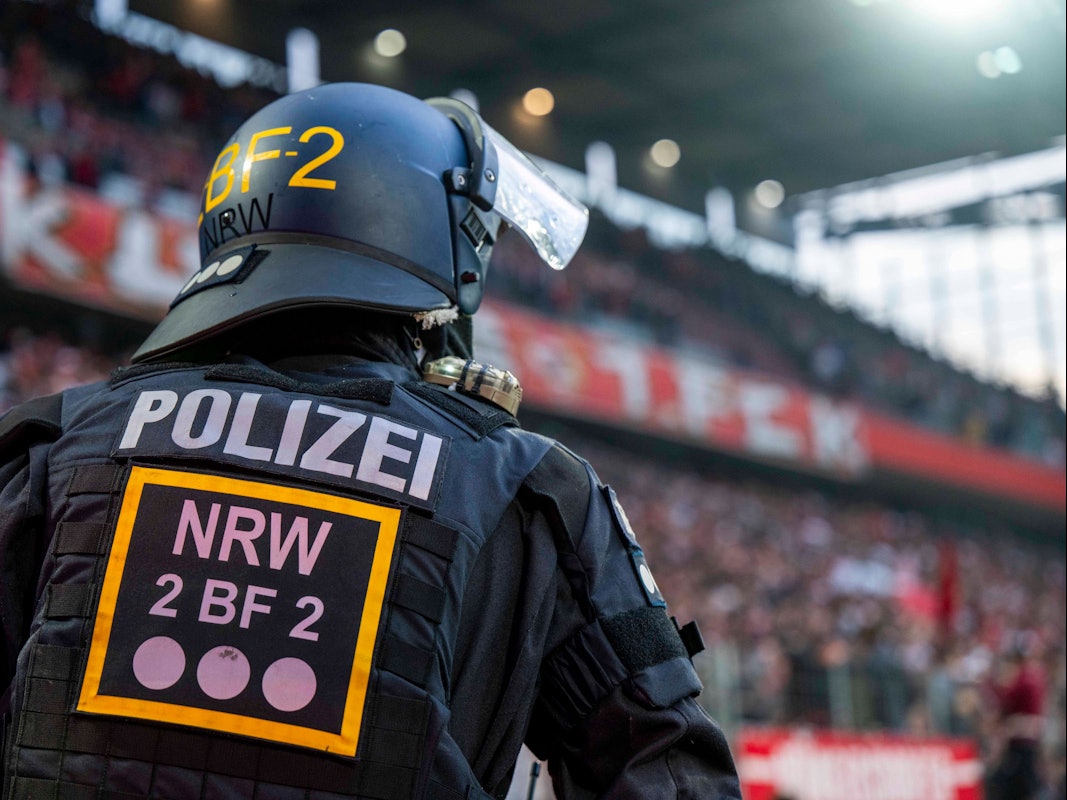 Ein Polizist steht im FC-Stadion.