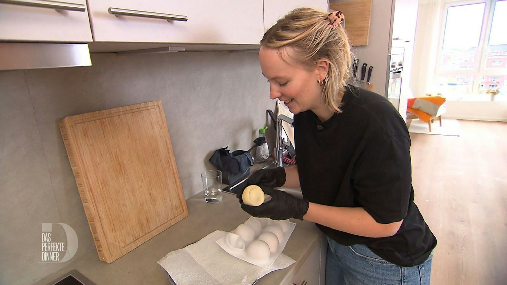 Geschichtetes Tiramisu wäre Radost zu einfach, deshalb macht sie daraus elegante Kugeln.
(Bild: RTL)