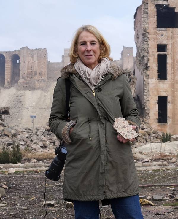 ZDF-Sonderkorrespondentin Katrin Eigendorf in den Trümmern einer Wohnsiedlung in der Ukraine