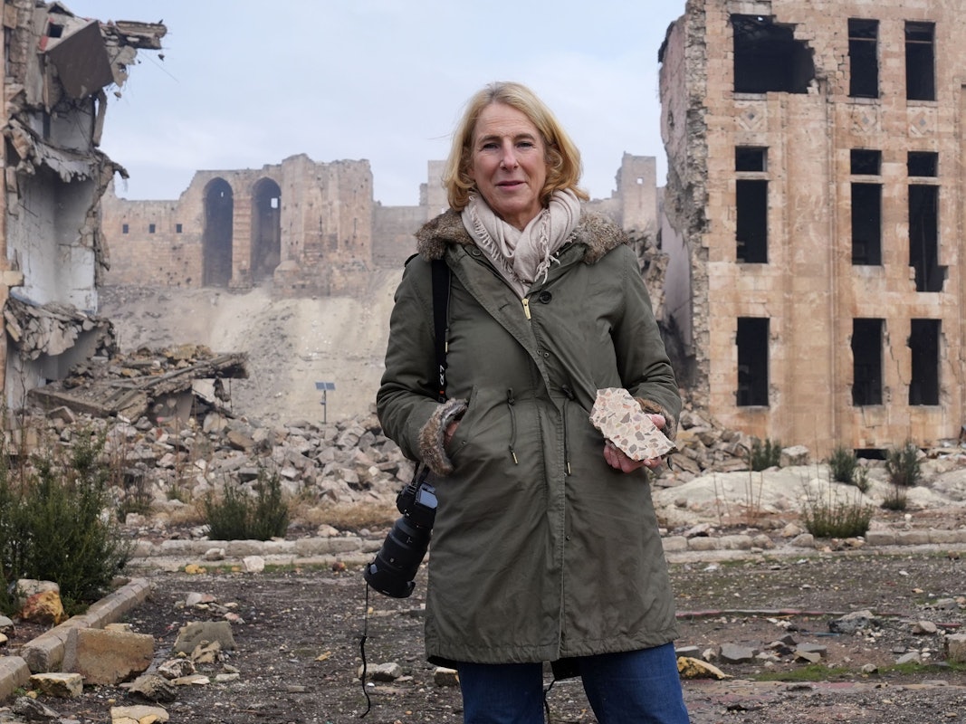 ZDF-Sonderkorrespondentin Katrin Eigendorf in den Trümmern einer Wohnsiedlung in der Ukraine