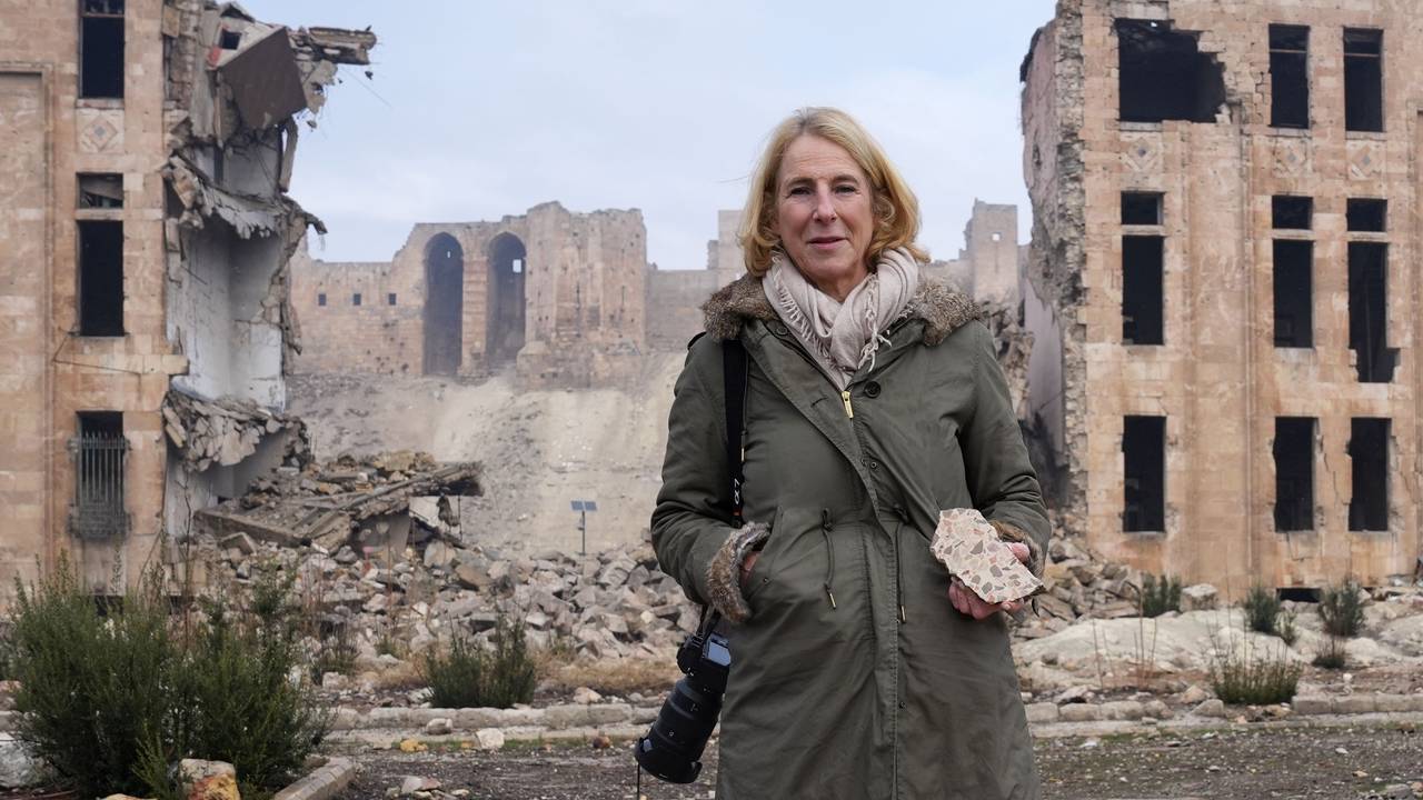 ZDF-Sonderkorrespondentin Katrin Eigendorf in den Trümmern einer Wohnsiedlung in der Ukraine