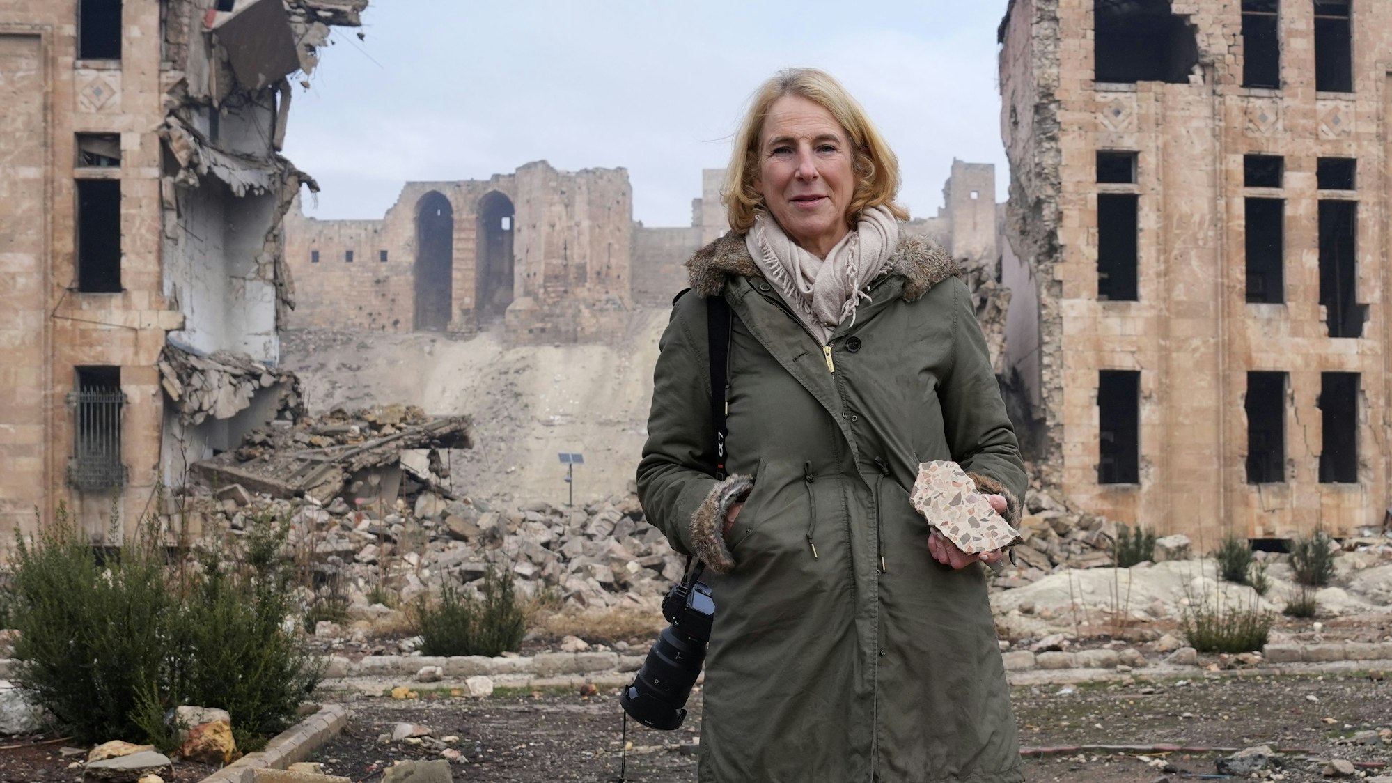 ZDF-Sonderkorrespondentin Katrin Eigendorf in den Trümmern einer Wohnsiedlung in der Ukraine