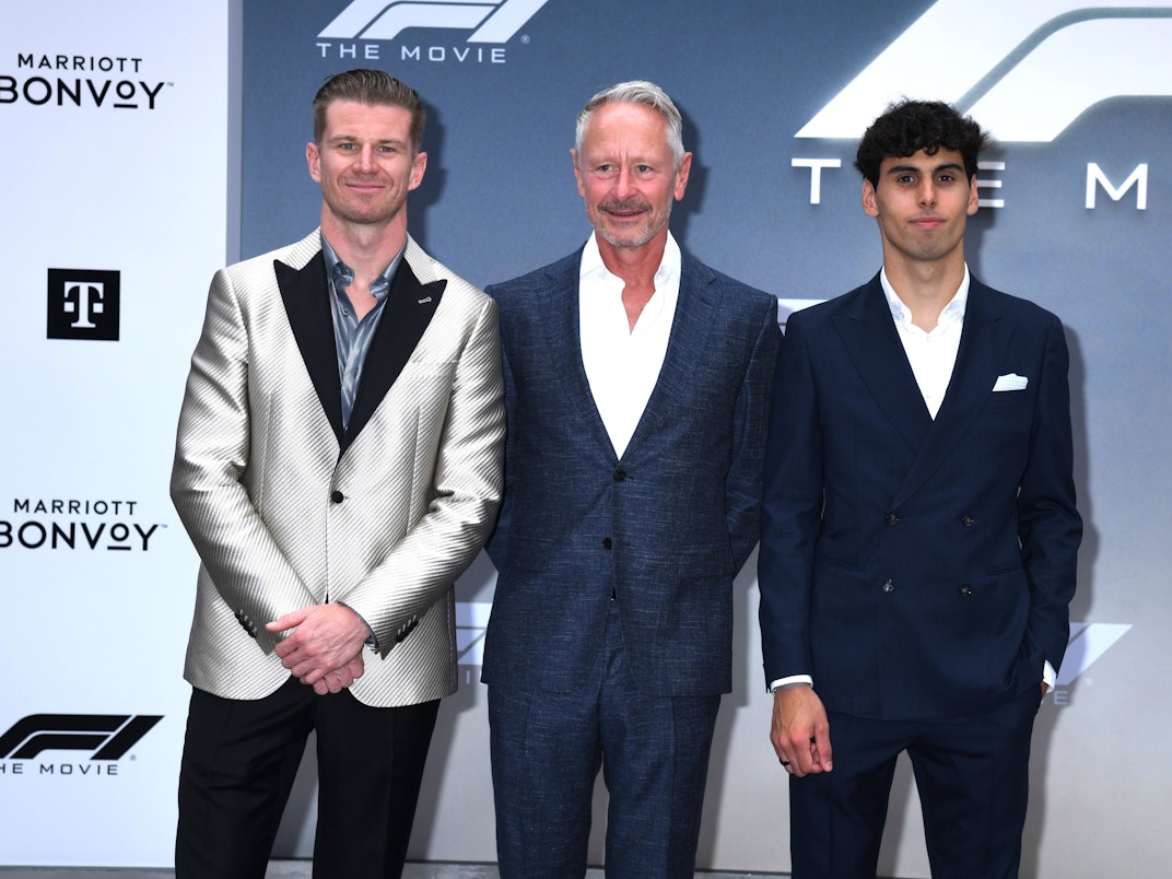 Nico Hülkenberg, Jonathan Wheatley und Gabriel Bortoleto posieren für ein Foto.