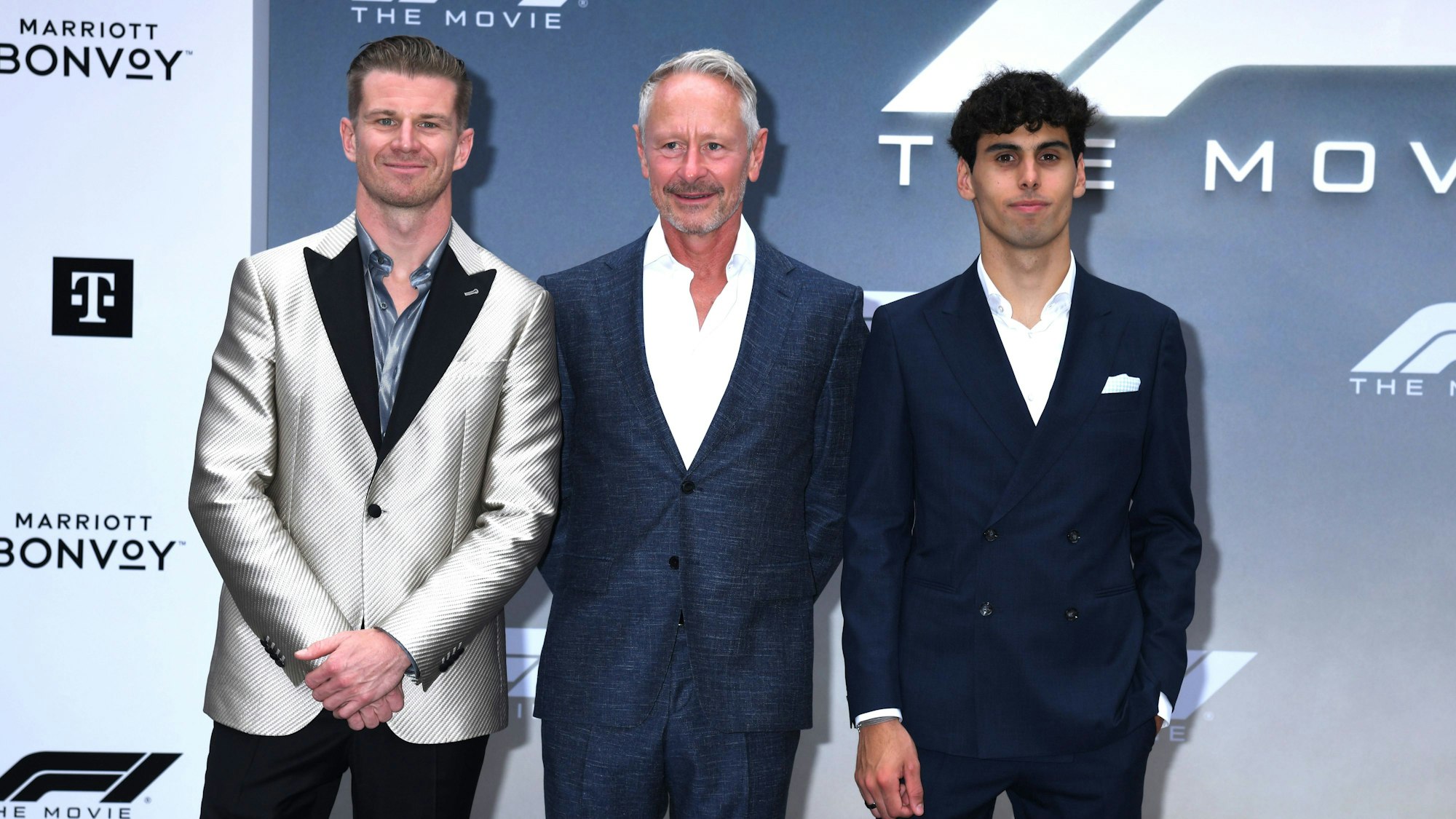 Nico Hülkenberg, Jonathan Wheatley und Gabriel Bortoleto posieren für ein Foto.