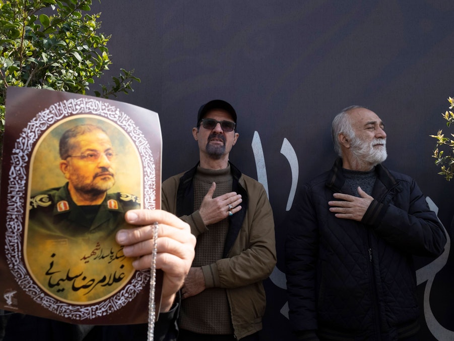 Männer mit Bild von Gholamreza Soleimani