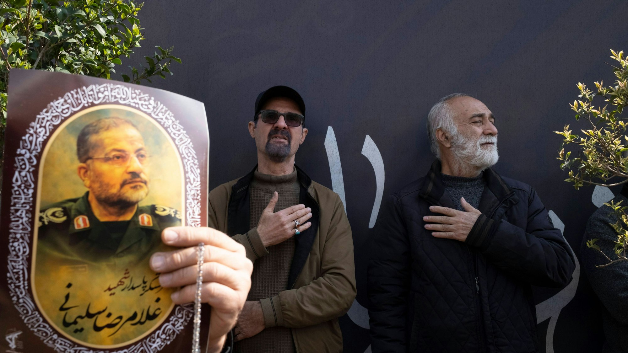 Männer mit Bild von Gholamreza Soleimani