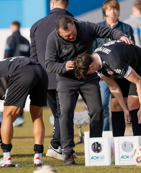 Vor der Einwechslung von Jaka Cuber Potocnik gibt RWE-Trainer Uwe Koschinat Anweisungen.