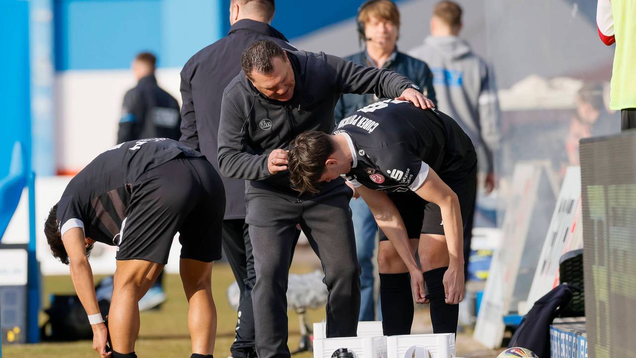 Vor der Einwechslung von Jaka Cuber Potocnik gibt RWE-Trainer Uwe Koschinat Anweisungen.
