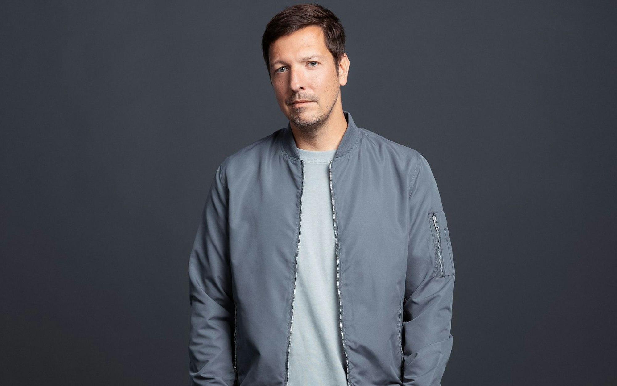 Hinter dem Begriff Coaching verbirgt sich alles von Astrologie über Psychotherapie und Persönlichkeitstraining bis hin zu Versprechen von Reichtum und Gesundung, wenn man dieses oder jenes tut. „Schaut man sich diesen Markt genauer an“, sagt Thilo Mischke, „stellt man fest, dass Life-Coaches oben genannten Punkte sogar oft miteinander verbinden.“ (Bild: Joyn/Nadine Rup)