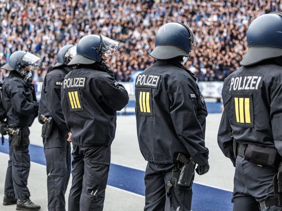 Polizei im Fußballstadion