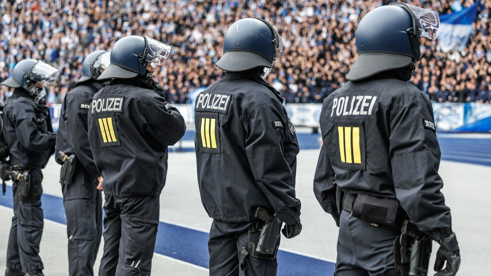 Polizei im Fußballstadion