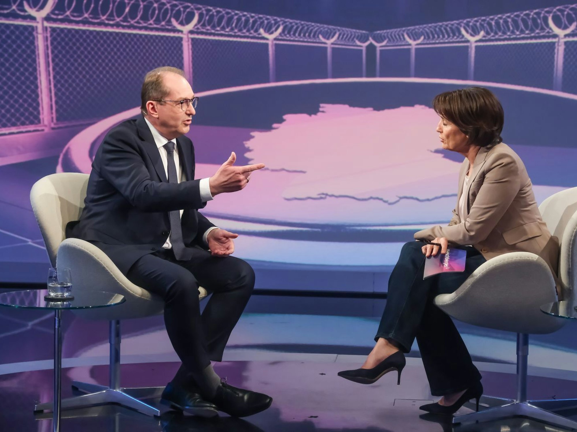 Alexander Dobrindt war am Mittwochabend bei Sandra Maischberger zu Gast. (Bild: WDR/Oliver Ziebe)