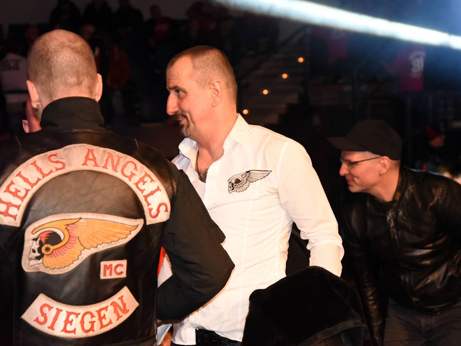 Männer mit Hells Angels Kutte und Kleidung