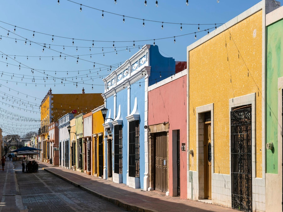 Reihe bunter spanischer Kolonialgebäude und Lichter