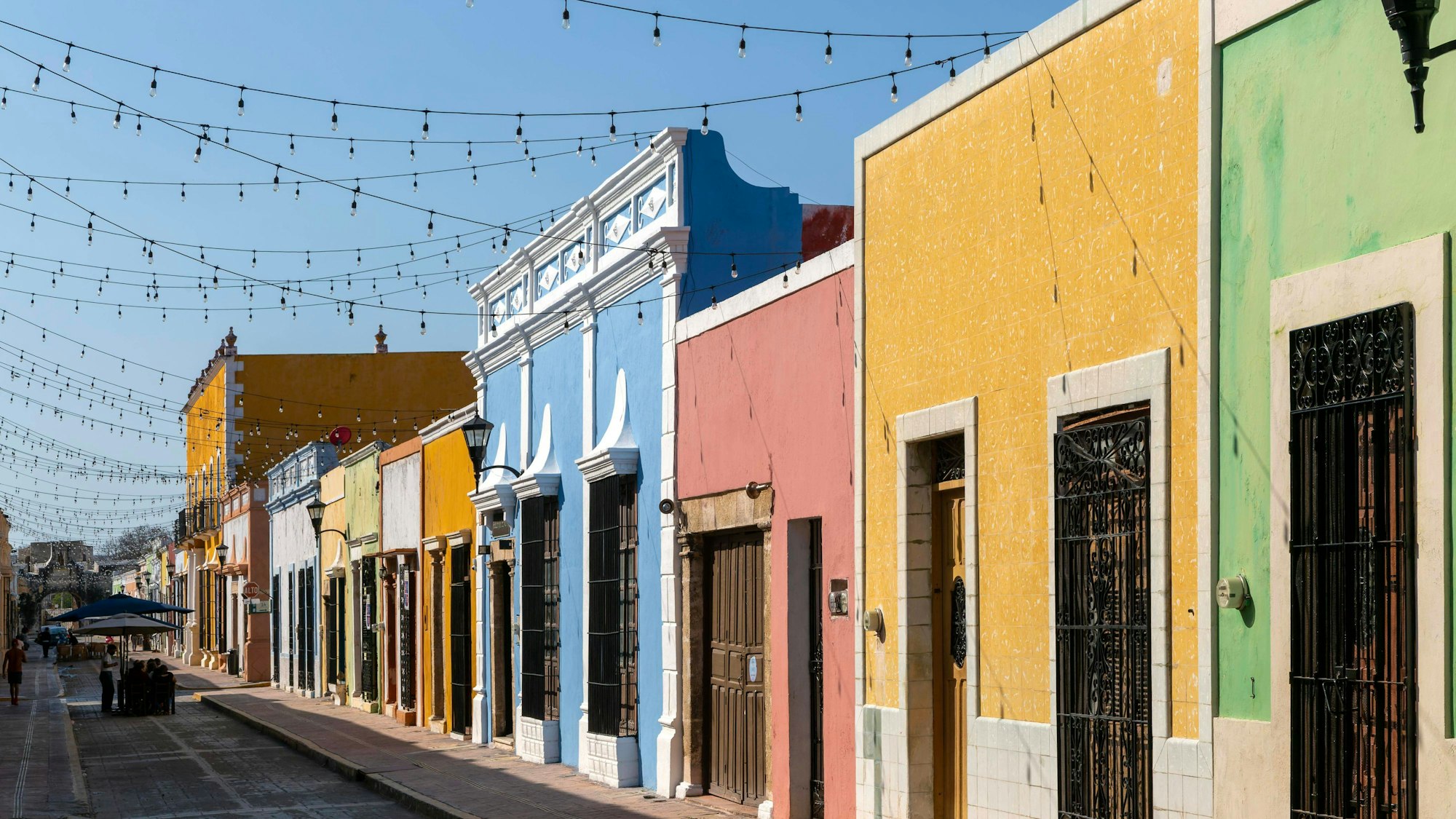 Reihe bunter spanischer Kolonialgebäude und Lichter