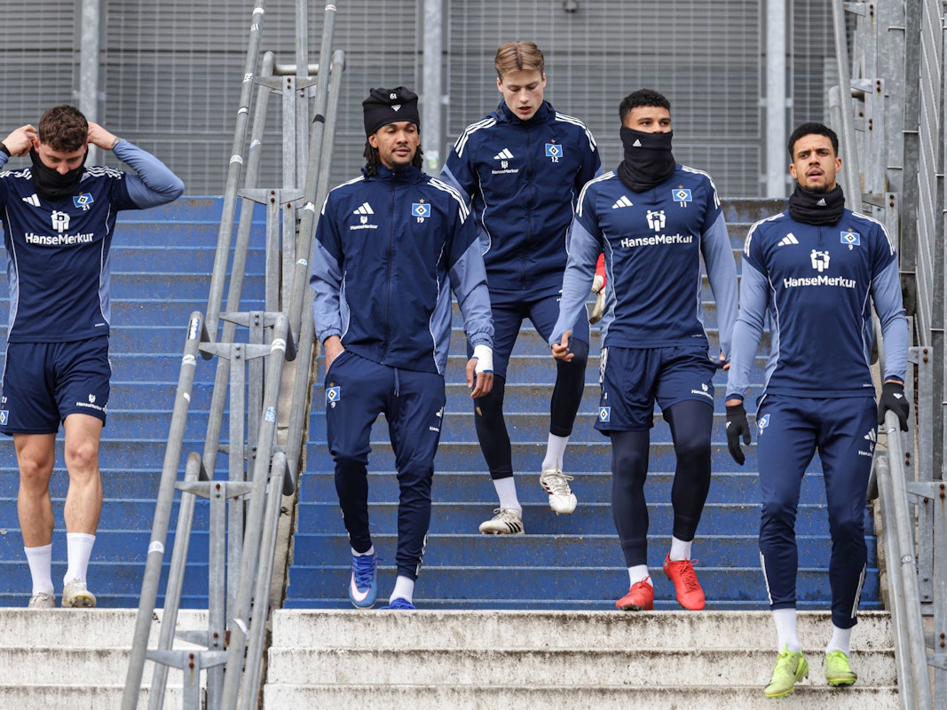 Robert Glatzel (r.) und seine Teamkollegen auf dem Weg zum Training.