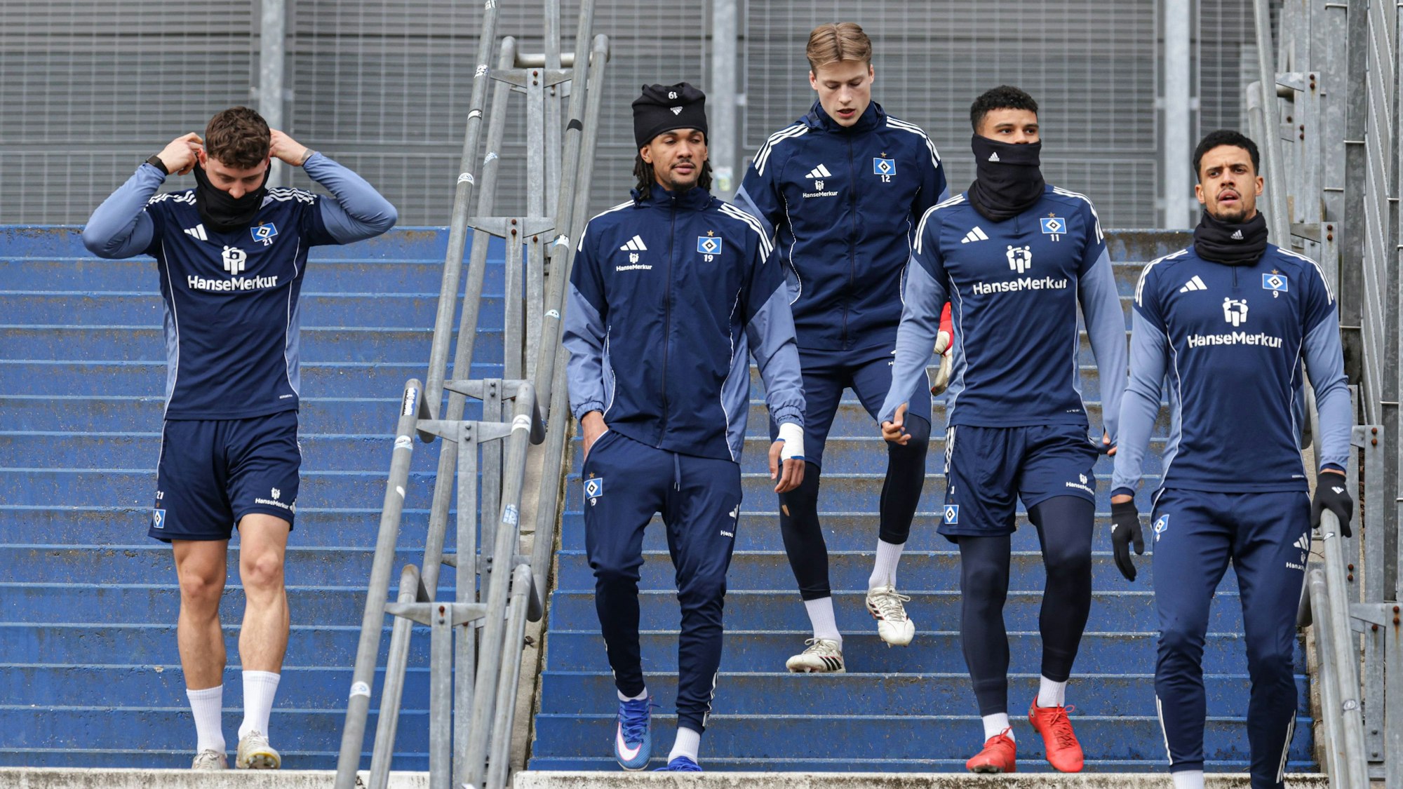 Robert Glatzel (r.) und seine Teamkollegen auf dem Weg zum Training.