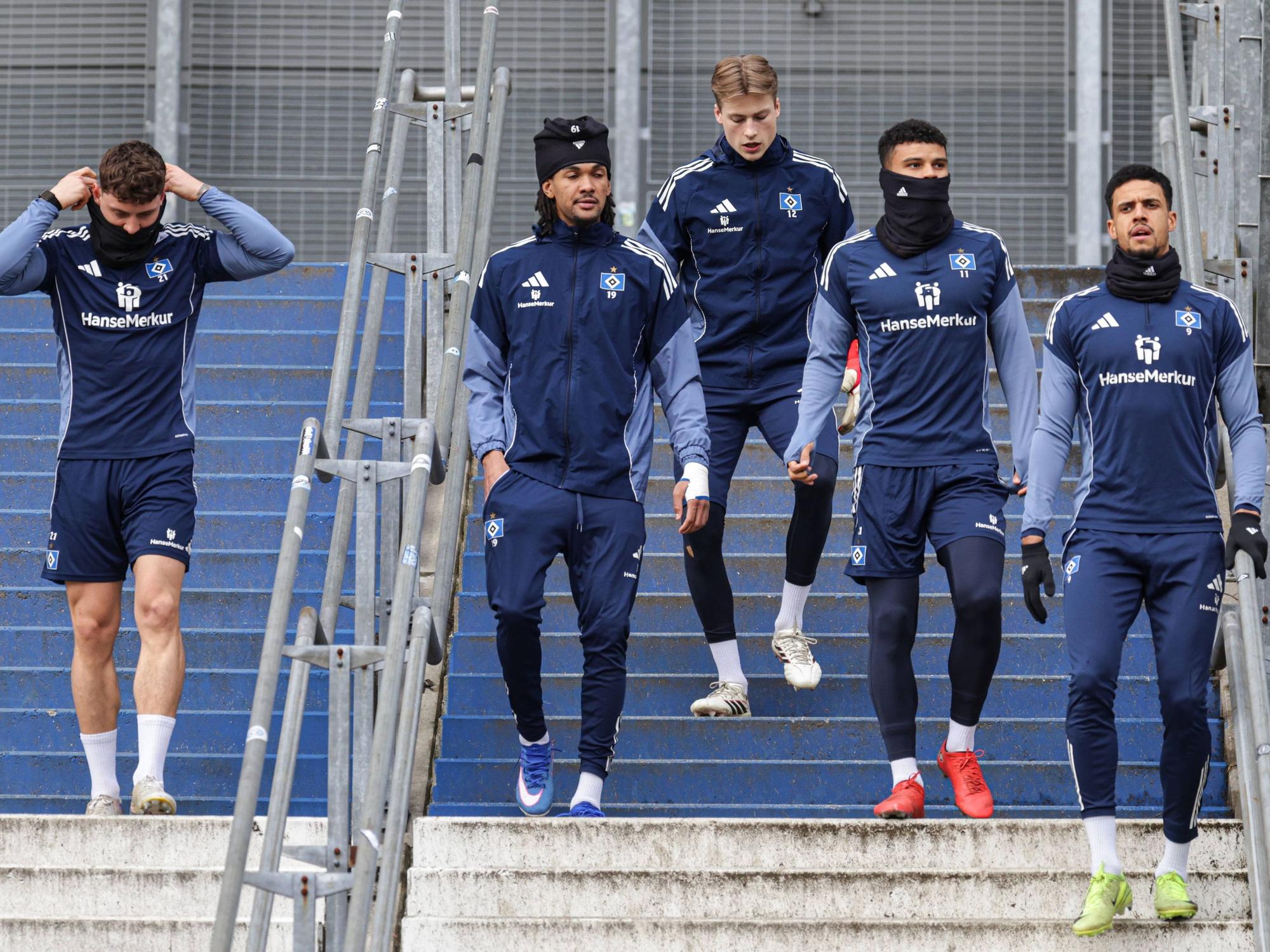 HSV-Profi Robert Glatzel (r.) kommt mit seinen Teamkollegen zum Training.