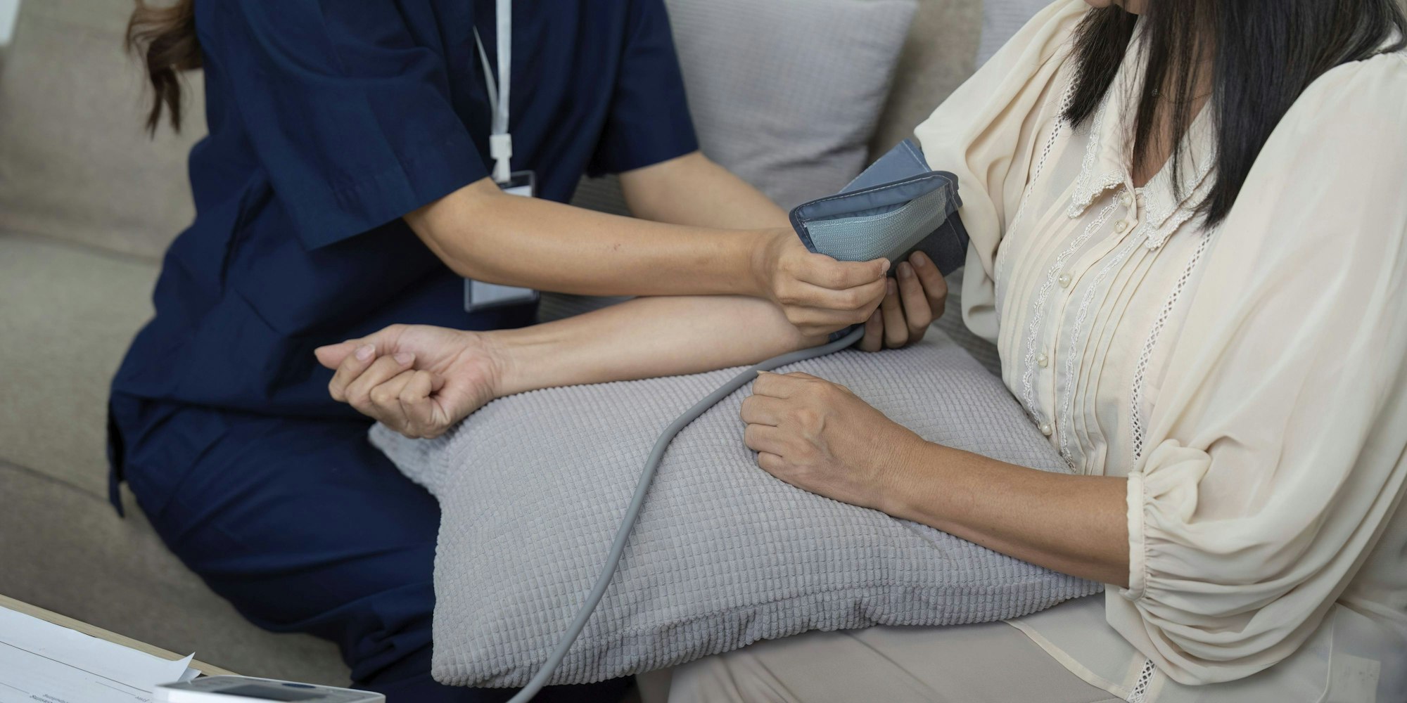 Eine bosnische Pflegekraft soll aus Köln abgeschoben werden, obwohl sie gebraucht wird (Symbolbild).