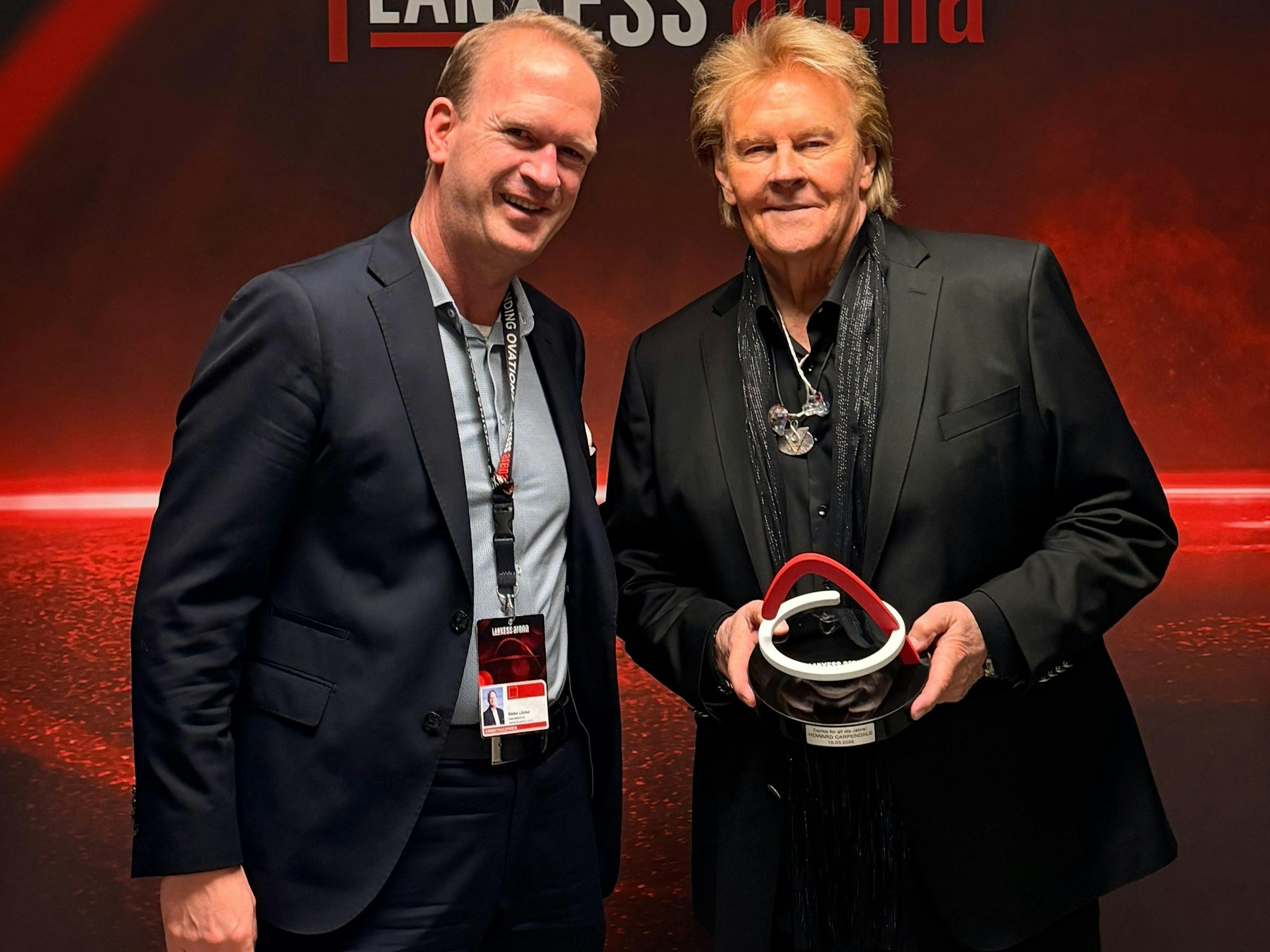 Stefan Löcher überreicht Howard Carpendale einen Preis.