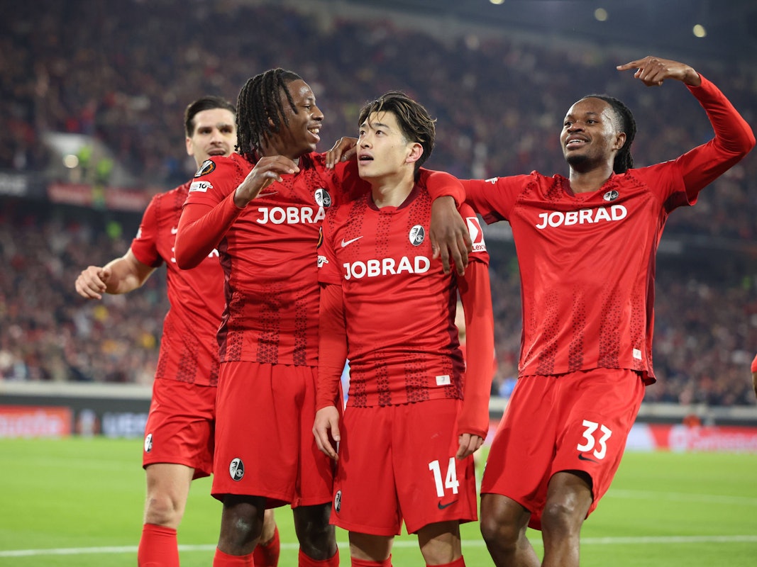 Die Mannschaft vom SC Freiburg jubelt gemeinsam.